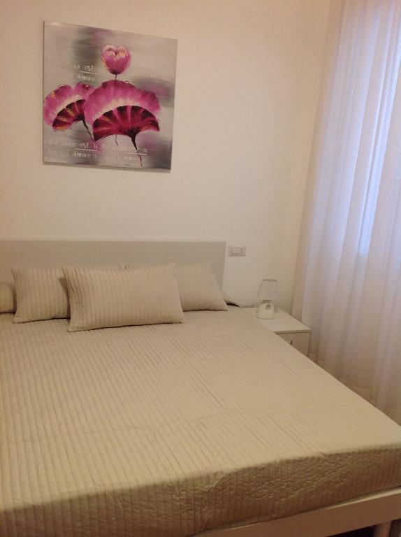 B&B A Casa Di Amici Giardini-Naxos Szoba fotó